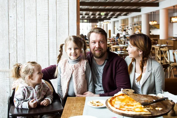 Glückliche Familie Sitzt Café Stockfoto