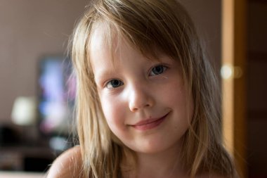 yakın çekim gülümseyen küçük kız portresi