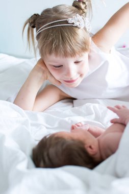 Uyuyan küçük kız kardeşi yatakta aşk ile sarışın kız arıyor 