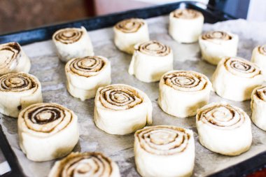 Pişmemiş tatlı tepsi pişirme doldurma ile rulo