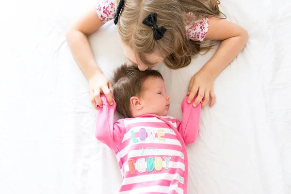 Маленька Дівчинка Лежить Ліжку Своєю Маленькою Сестрою — стокове фото