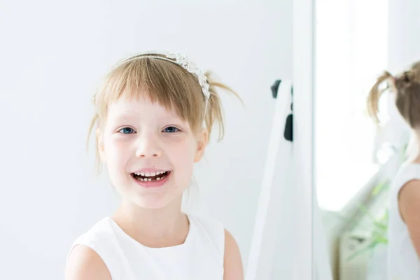 Beyaz Elbiseli Küçük Kız Ilk Dişini Kaybediyor — Stok fotoğraf