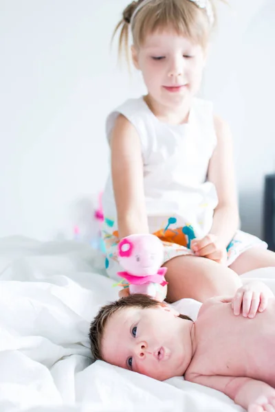 Блондинка Тримає Іграшку Грає Маленькою Сестрою Ліжку — стокове фото