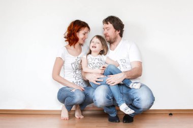 Anne beyaz duvar arka planda küçük sevimli kızı ile zevk 