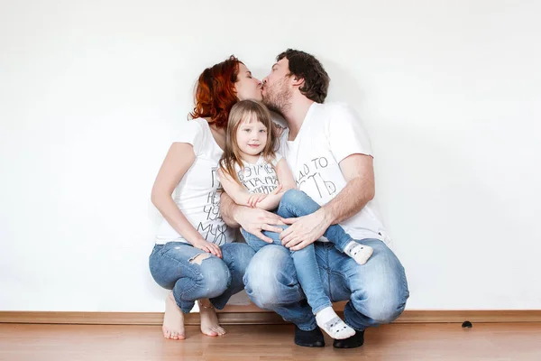 Батьки Цілуються Один Одним Тримаючи Маленьку Милу Дочку Позуючи Фоні — стокове фото