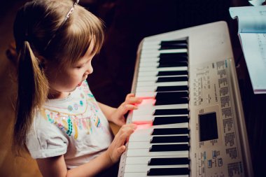 Sentezleyici çalan küçük kız