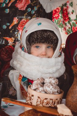 Shrovetide 'de yemek yiyen küçük kız