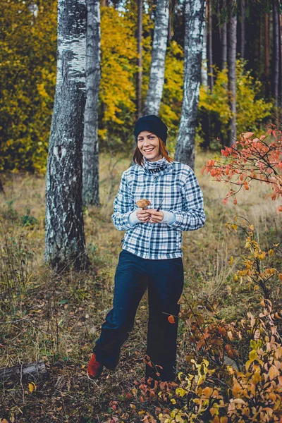 Nainen Lämpimissä Urheilullinen Vaatteita Tilalla Sieni Kävellessään Syksyllä Metsässä — kuvapankkivalokuva