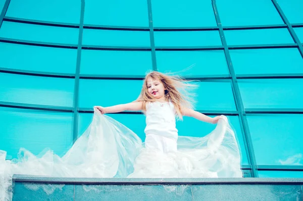 Mignonne Petite Fille Blonde Costume Blanc Posant Sur Fond Bâtiment — Photo