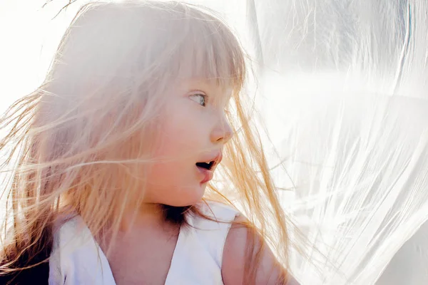 Portrait Mignonne Petite Fille Blonde Avec Maquillage Lumineux Soleil — Photo