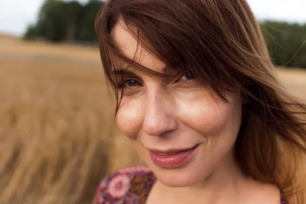 Retrato Hermosa Mujer Sonriendo Mirando Cámara Mientras Camina Campo Trigo — Foto de Stock