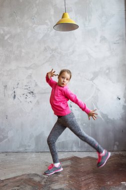 Spor üniformalı küçük bir kız.