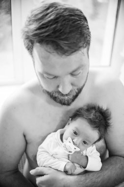 baba yakından görünümü yavaşça kollarında küçük oğlu tutarak