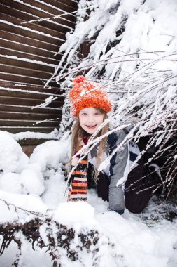 Kış Bahçesi eğleniyor sıcak giysiler içindeki genç kız