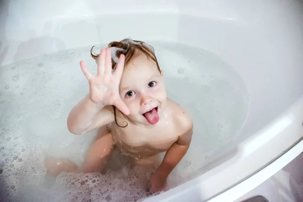 Chica Rubia Tomando Baño Burbujas Baño Blanco — Foto de Stock