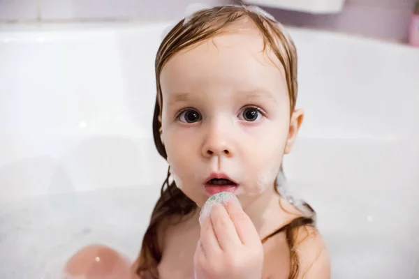 Chica Rubia Tomando Baño Burbujas Baño Blanco — Foto de Stock