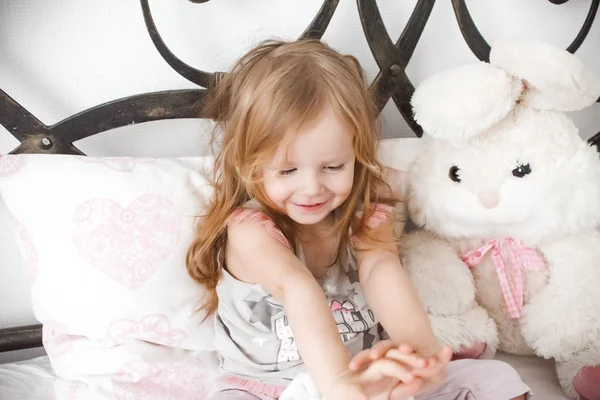 Menina Loira Bonita Feliz Sorrindo Sentado Com Coelho Brinquedo Cama — Fotografia de Stock