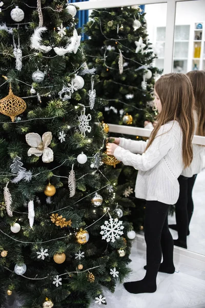 Ευτυχισμένος Κορίτσι Που Παρουσιάζουν Κοντά Στολισμένο Χριστουγεννιάτικο Δέντρο — Φωτογραφία Αρχείου