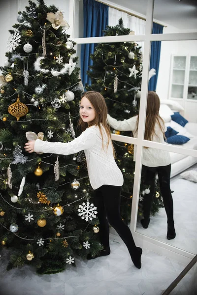 Ευτυχισμένος Κορίτσι Που Παρουσιάζουν Κοντά Στολισμένο Χριστουγεννιάτικο Δέντρο — Φωτογραφία Αρχείου
