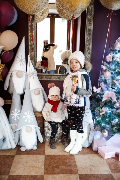 Μητέρα Λήψη Φωτογραφιών Του Κόρες Χριστούγεννα Διακόσμηση Εσωτερικών — Φωτογραφία Αρχείου