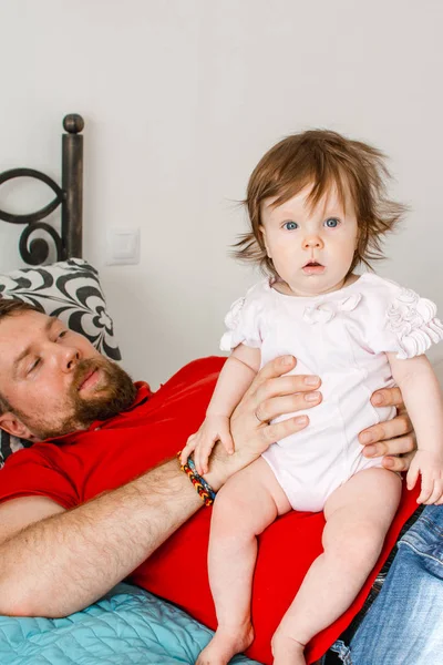 自宅でベッドに横たわっている間 手に小さな娘を保持する素敵な父 — ストック写真