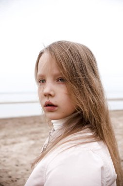 Kumlu sahil kız closeup portresi
