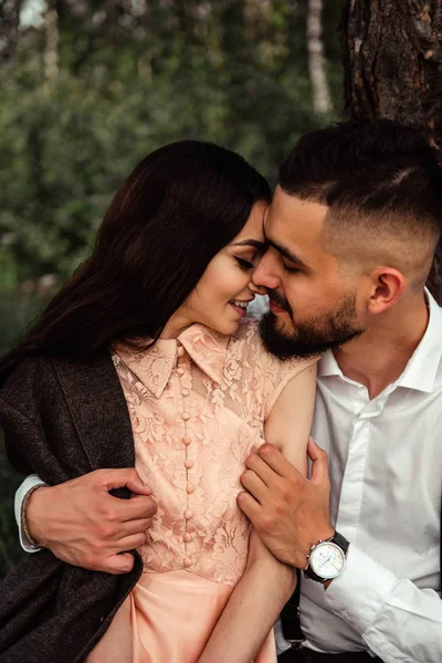 romantik çift şefkatle sarılma ve yaz ormanda otururken öpüşme 