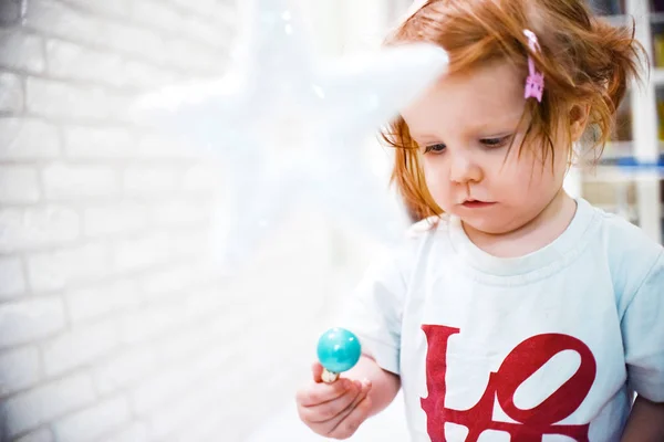 Маленька Дівчинка Грає Різдвяними Іграшками — стокове фото