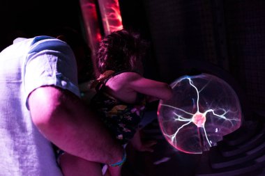 Baba ve küçük kızı müzede.