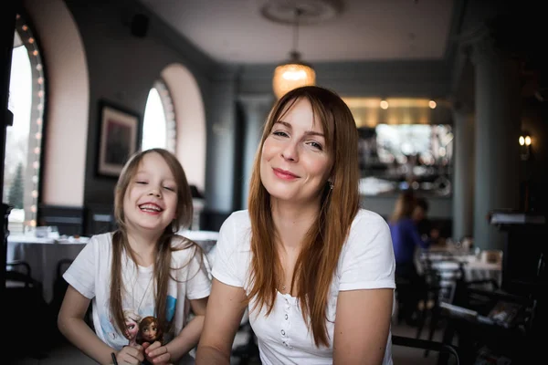 Maman Avec Une Petite Fille Dans Café Prendre Petit Déjeuner — Photo