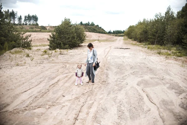 Anne Küçük Kızı Kumda Yürüyorlar — Stok fotoğraf