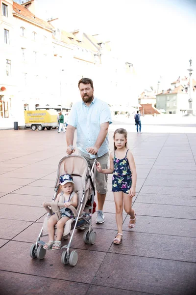 Vader Met Dochters Wandelen Het Plein Stad Zonnige Zomerdag — Stockfoto