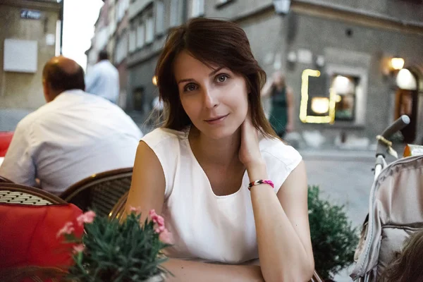 Portrait Une Fille Dans Restaurant Dans Rue — Photo