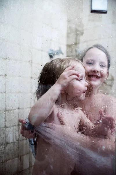 Δύο Μικρές Αδερφές Πλένονται Στο Ντους — Φωτογραφία Αρχείου