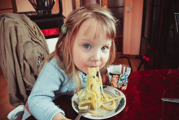 Liten Flicka Äter Spaghetti — Stockfoto