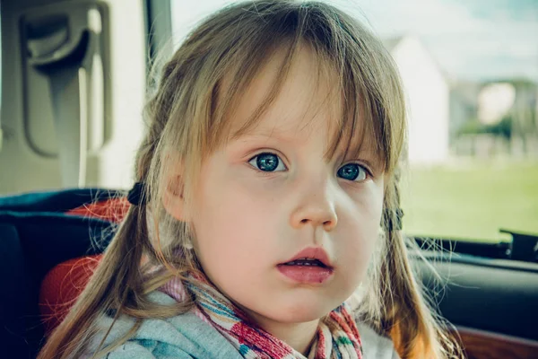 Портрет Маленької Дівчинки Здивований — стокове фото