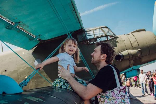 Padre Con Hija Pasar Tiempo Feliz Juntos Mientras Juegan Viejo —  Fotos de Stock