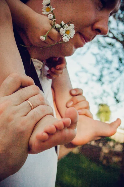 Vue Rapprochée Père Portant Petite Fille Sur Les Épaules Plein — Photo