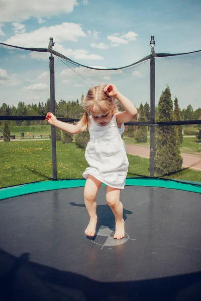 Gelukkig Meisje Witte Jurk Trampoline Springen — Stockfoto
