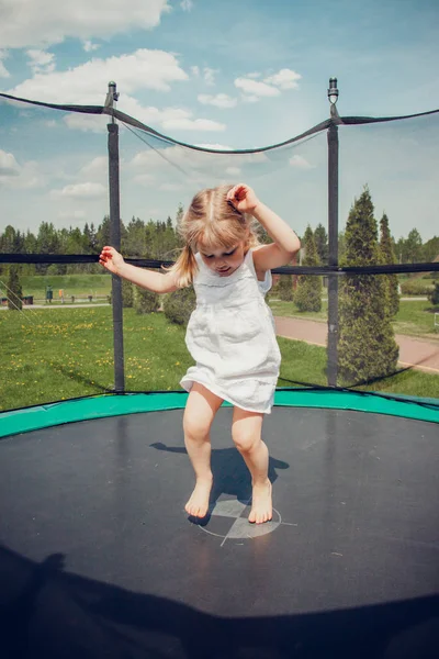 Trambolin Içinde Atlama Beyaz Elbiseli Mutlu Kız — Stok fotoğraf