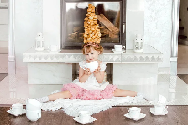 Menina Vestido Boneca Com Pilha Profiteroles Cabeça Sentado Frente Lareira — Fotografia de Stock