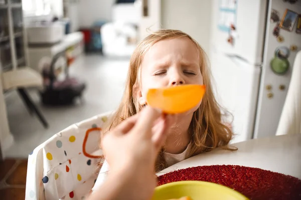 Liten Flicka Porträtt Och Leende Persimon — Stockfoto