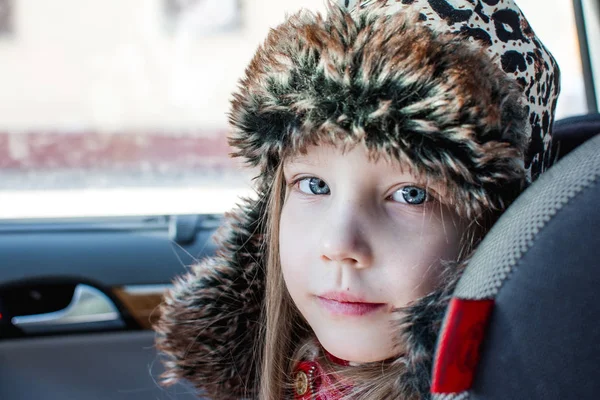 冬の帽子の女の子の肖像画 — ストック写真