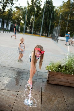 sokakta su birikintisi oynarken eğlenceli sevimli küçük kız 