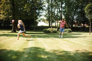 yaz parkında oynarken kızı ile baba eğlenirken  