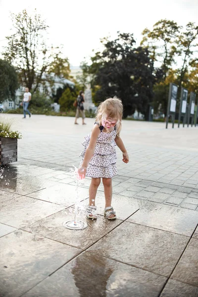 Aranyos Kislány Szórakozik Játék Közben Pocsolya Utcán — Stock Fotó