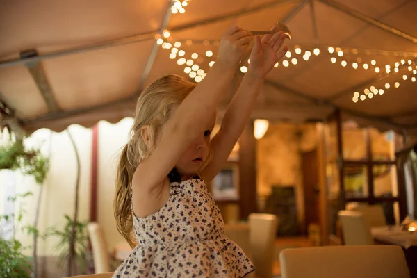 Petite Fille Portrait Avec Des Lumières — Photo