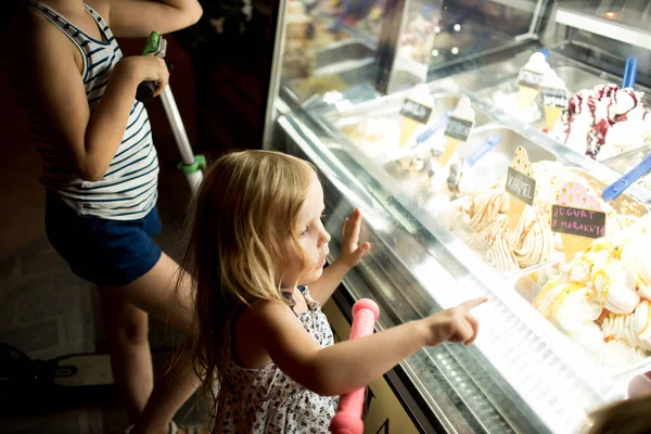 Две Маленькие Девочки Покупают Мороженое — стоковое фото