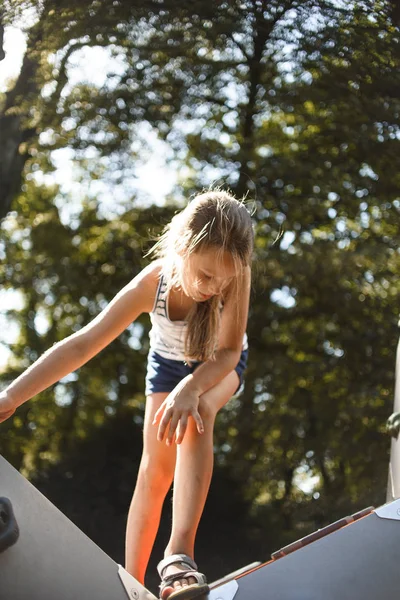 Menina Brincando Crianças Escalando Colina Parque Infantil Dia Ensolarado Verão — Fotografia de Stock