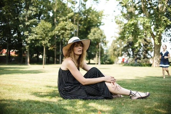 Hermosa Mujer Sombrero Paja Vestido Negro Descansando Sobre Hierba Verde — Foto de Stock